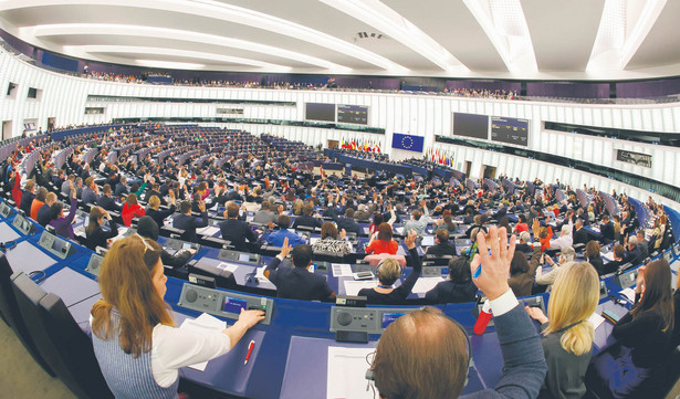 Najbliżej formalnego rozpoczęcia procedury zmiany traktatów jest Parlament Europejski, a konkretnie kierowana przez Salvatore’a De Meo z Europejskiej Partii Ludowej komisja spraw konstytucyjnych. Wczoraj komisja przyjęła raport z propozycją reform firmowaną przede wszystkim przez belgijskiego federalistę Guya Verhofstadta