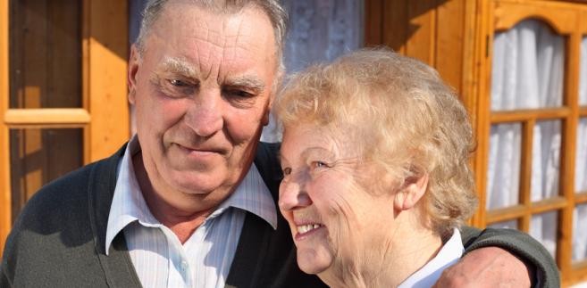 <b>Sposób drugi – dorabiaj </b><br><br>Osoby, które osiągnęły powszechny wiek emerytalny, mogą dorabiać bez żadnych ograniczeń.
<br><br>
Jednak ci, którzy pobierają wcześniejsze emerytury, muszą uważać, bowiem - w zależności od tego, jaki uzyskają dochód - ich emerytura może być zawieszona lub zmniejszona. 
<br>
<br>
<a href=