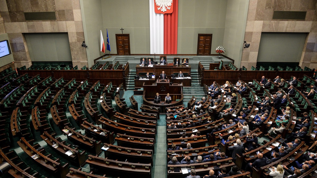 PiS zgłosiło kandydatury Witolda Kołodziejskiego i Elżbiety Więcławskiej-Sauk do Krajowej Rady Radiofonii i Telewizji - poinformowała rzeczniczka klubu PiS Beata Mazurek.