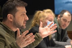 Zełenski kapituluje? To rosyjski fake news. "Prowokacja, złożyć broń mogą tylko Rosjanie"