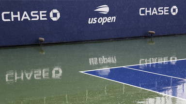 US Open: deszcz opóźnia grę na większości kortów, Świątek i Majchrzak czekają
