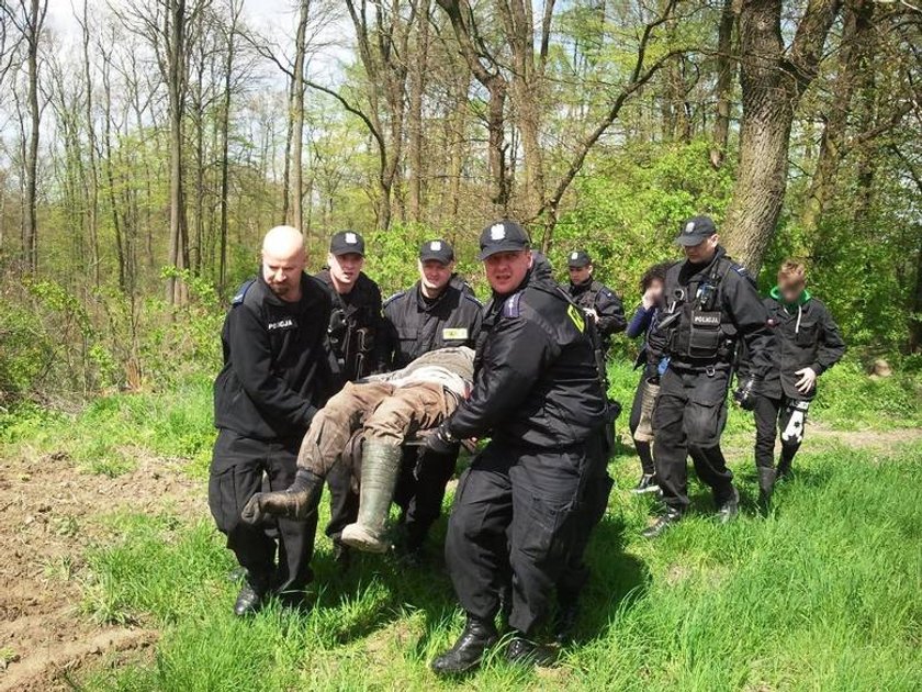 Staruszek zaginął w lesie. Na 3 dni ugrzązł w błocie