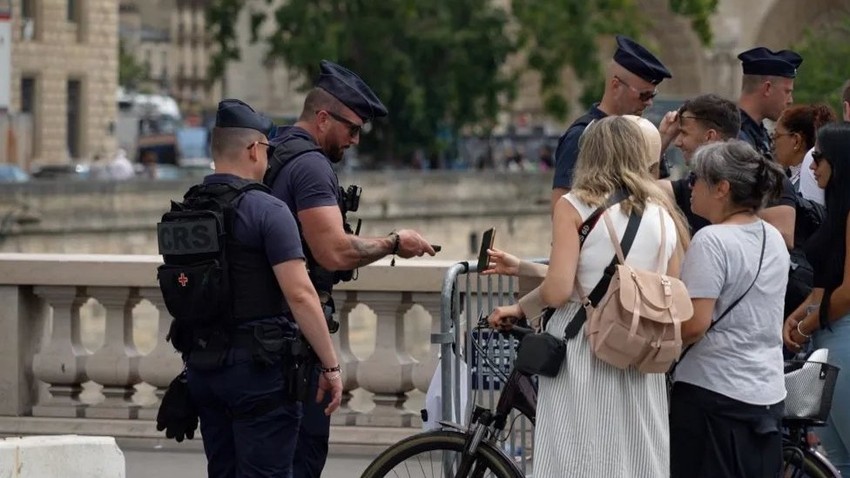 Policajci su razmešteni duž celog centra Pariza i na određenim, ograđenim mestima dozvoljavaju prolaz samo onima sa posebnim propusnicama | Foto: BBC