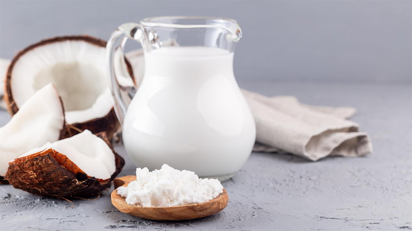 Mleko, olej, woda i mąka - wszystko z kokosa. Jak je wykorzystywać w kuchni?