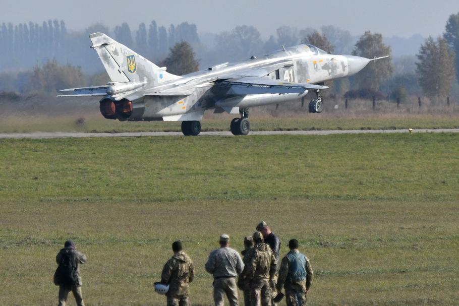 Ukraiński Su-24. Siły powietrzne Ukrainy dysponują większą liczbą tych bombowców frontowych niż na początku rosyjskiej inwazji w lutym 2022 roku