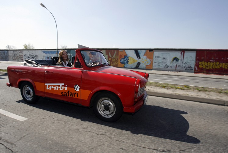 'Większość niemieckich kierowców przestrzegała zaleceń producenta i terminów przeglądów technicznych, a także wykonywała wiele innych niezbędnych zabiegów, tak aby zapobiec ewentualnym usterkom, a nie działać dopiero wtedy kiedy one nastąpią' - przypomniał przedstawiciel Cartoon Trabant.