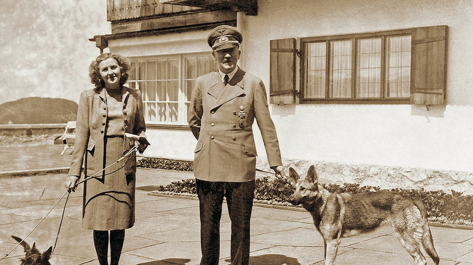 Eva Braun z terierem szkockim Katuschką i Adolf Hitler z owczarkiem Blondi. Zdjęcie z albumu Evy Braun, 1942 r.