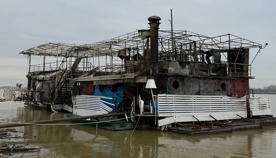 Izgoreo splav na Dunavu u Grockoj