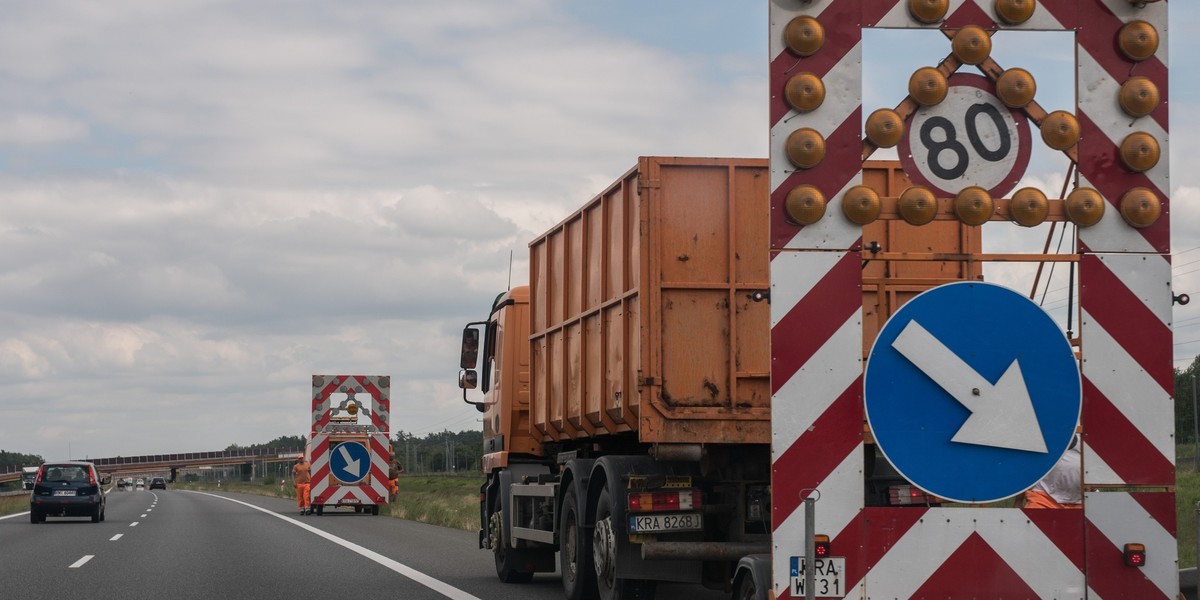 Odcinek jezdni w kierunku Katowic zostanie wyłączony z ruchu 22 lipca o godz. 6:00. Do dyspozycji kierowców pozostanie jezdnia północna. Ruch będzie się odbywał dwoma pasami w obydwu kierunkach. Tymczasowe pasy ruchu będą węższe.