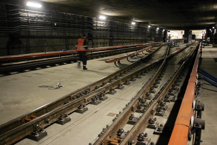 Najważniejszym miejscem jest łącznik, którym codziennie będą przechodzić tłumy pasażerów. Choć prace nad tą częścią stacji nadal trwają, nie ma już potrzeby wstrzymywania ruchu podziemnych pociągów. Na stację drugiej linii będzie można zejść z południowego krańca peronu stacji linii pierwszej. Dalej metro poprowadzone zostanie ul. Świętokrzyską