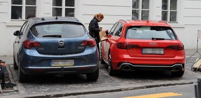 Aktorka zablokowała pieszych w centrum Warszawy i poszła do cukierni. Wiarygodne tłumaczenie?