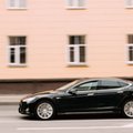 Tesla wprowadziła aktualizację oprogramowania, by... spowolnić swoje samochody