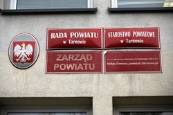 Starosta tarnowski i dyrektor PCPR zatrzymani. Usłyszeli zarzuty