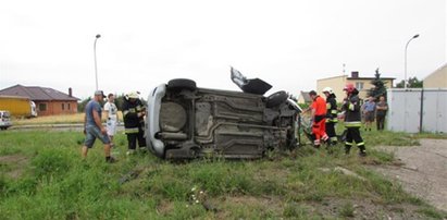 Matka z niemowlęciem wjechała pod pociąg