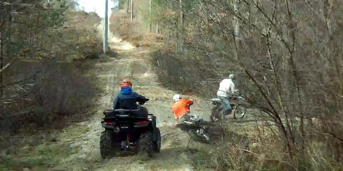 Nietypowy pościg przez las, quad potracił ściganego motocyklistę