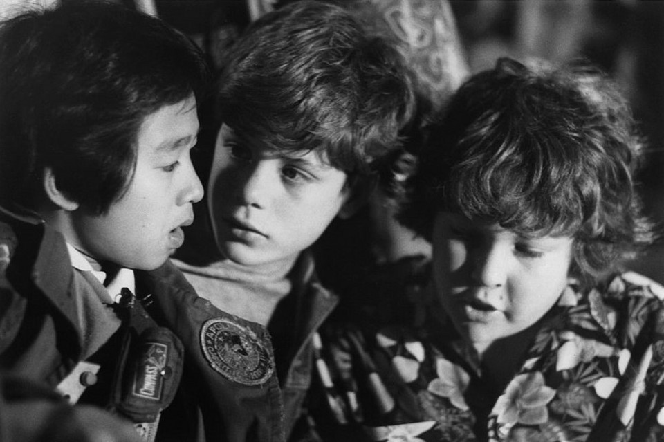 Jeff Cohen (pierwszy z prawej) i Jonathan Ke Quan oraz Sean Astin w filmie "Goonies" (1985)