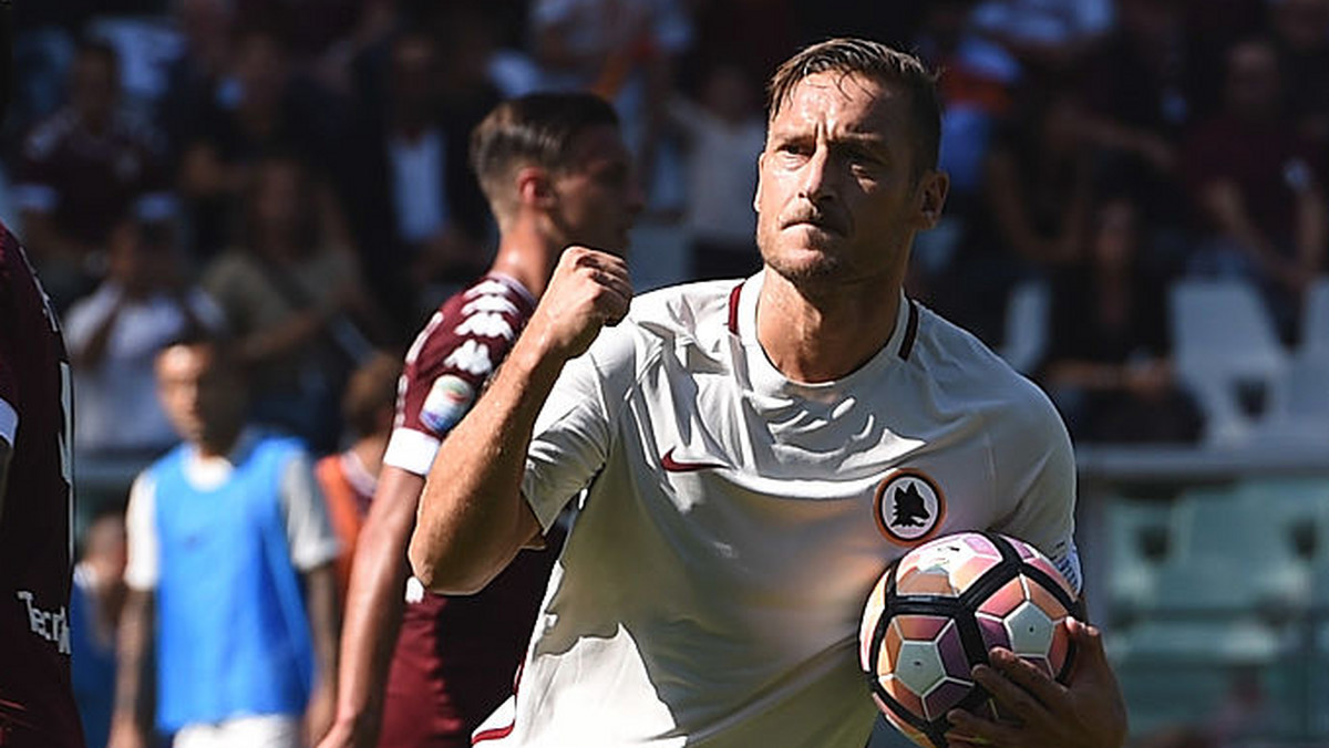 Znakomity włoski napastnik Francesco Totti kończy dzisiaj 40 lat. Wiele gwiazd futbolu składa mu z tej okazji życzenia, ale szczególną wiadomość dla legendy AS Roma ma Fernando Torres z Atletico Madryt.