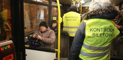 Czy kontroler biletów ma prawo zatrzymać mnie w tramwaju?