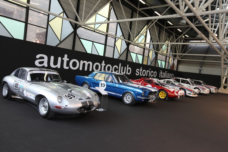 Salon samochodowy w Bolonii