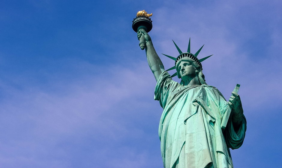 Jej oficjalna nazwa to Wolność Opromieniająca Świat. Usytuowano ją w Nowym Jorku, na wyspie Liberty Island u ujścia rzeki Hudson do Oceanu Atlantyckiego