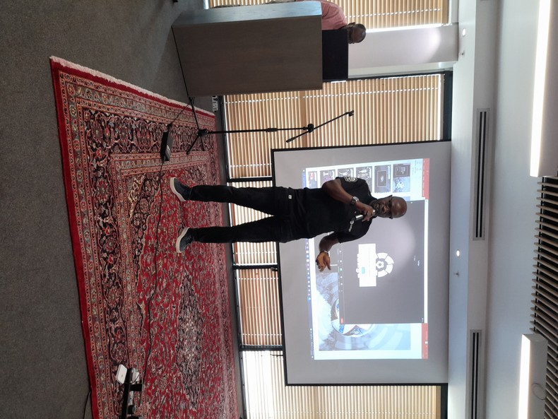 La ex estrella de las Super Águilas y embajador de LaLiga, Mutiu Adepogo, hablando en el acto.