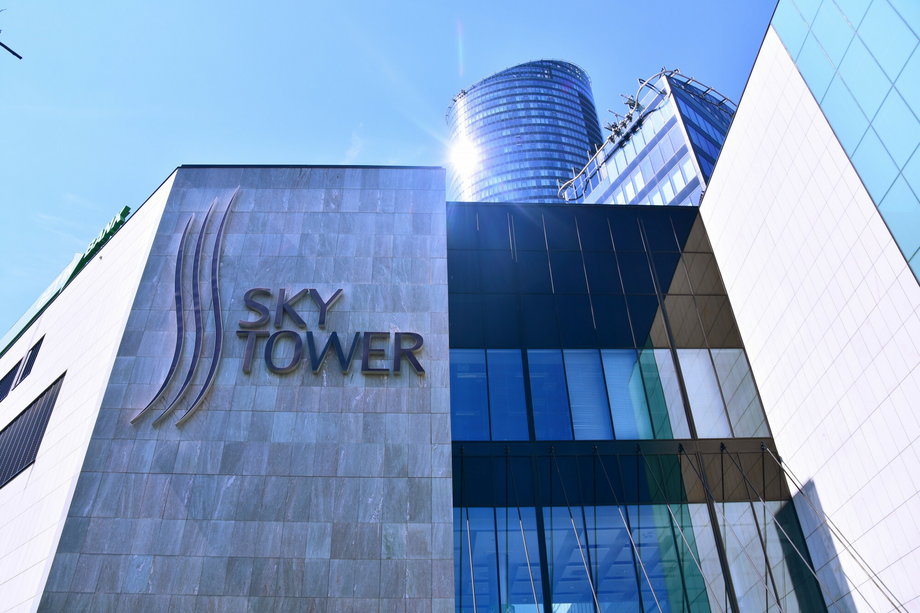 Wieżowiec Sky Tower ma łącznie 212 m wysokości.