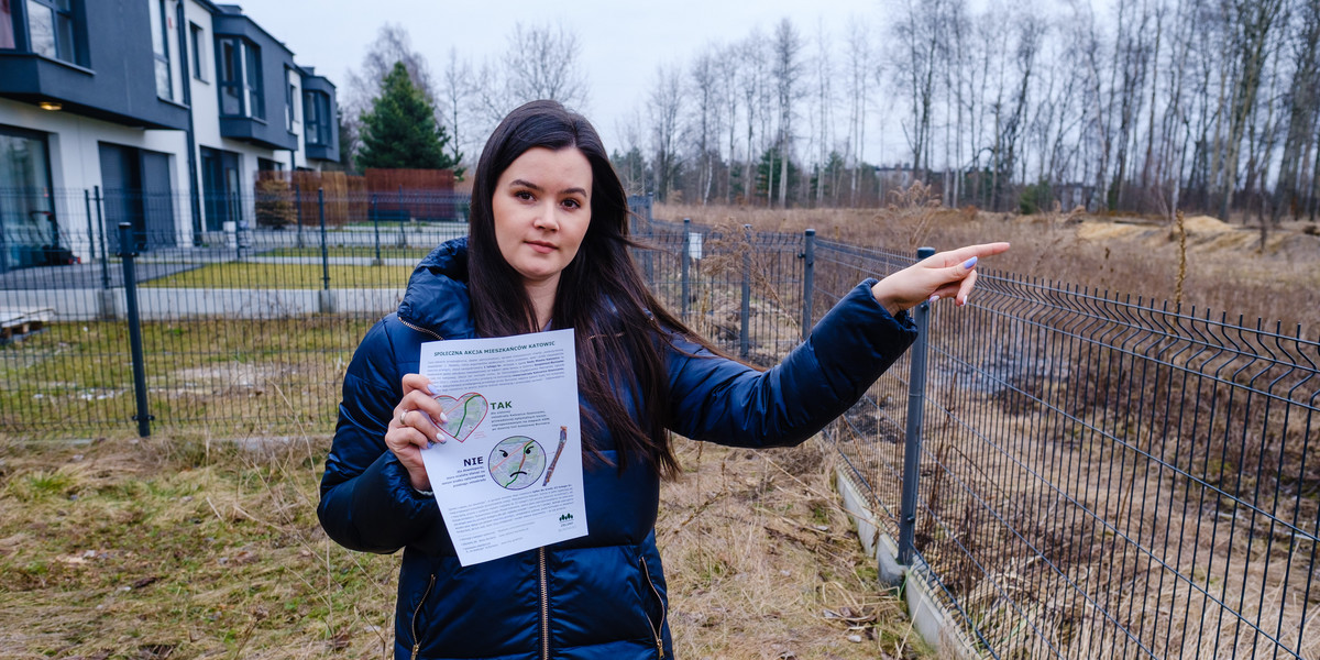 Magdalena Sklorz (29 l.) wskazuje miejsce, gdzie powstanie deweloperskie osiedle. Wybuduje je diler samochodowy. 