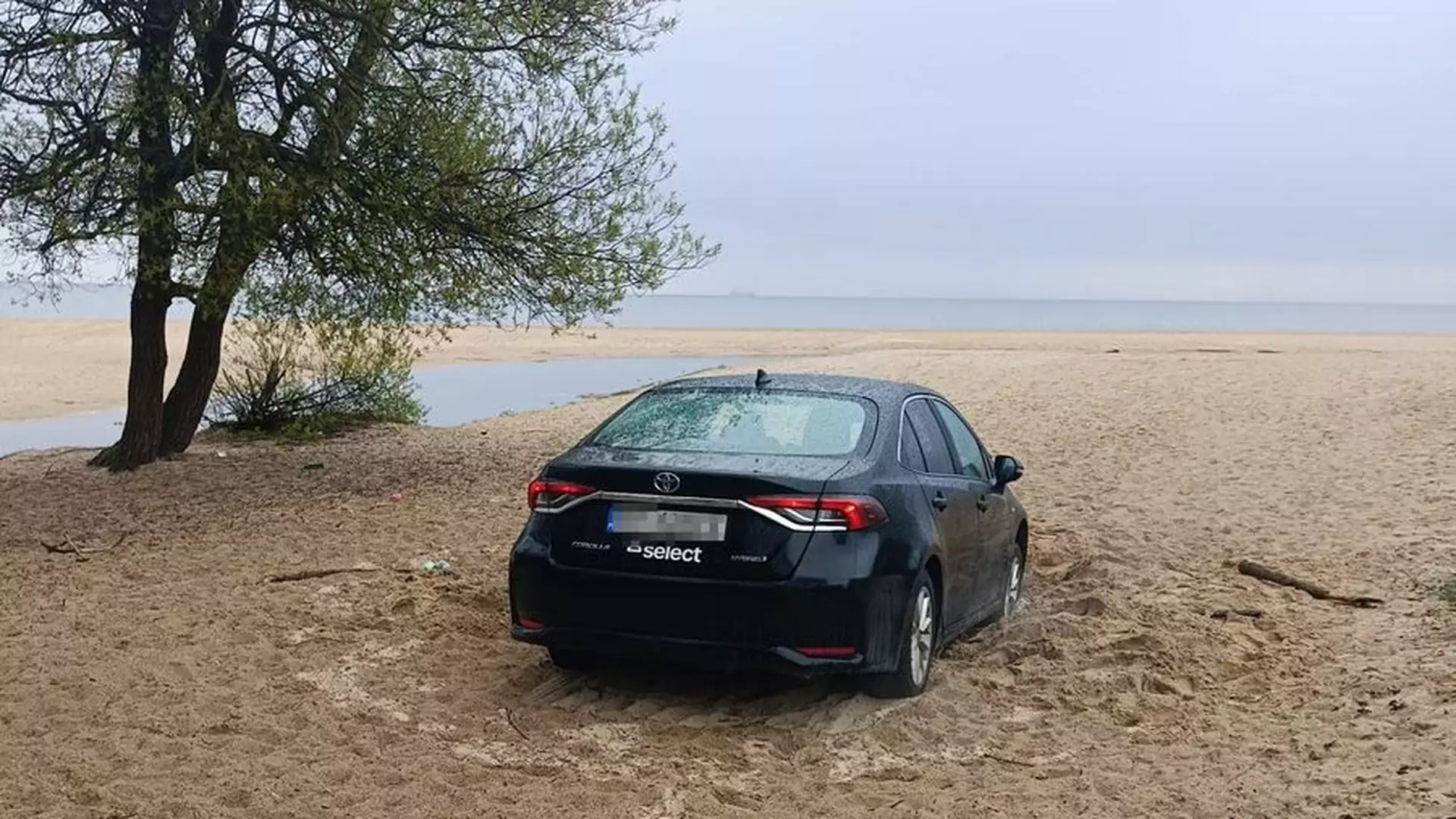Wjechał autem na plażę w Gdańsku. Nie umiał wyjechać