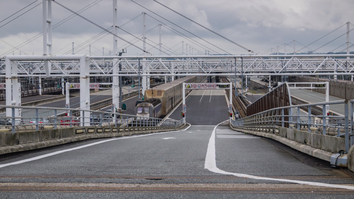 Ponad 4 mln funtów winne są firmy transportowe i kierowcy ciężarówek brytyjskiej straży granicznej w karach za przewóz imigrantów nielegalnie przekraczających granicę francusko-brytyjską na kanale La Manche. W ostatnim okresie nałożono ponad 3300 kar.