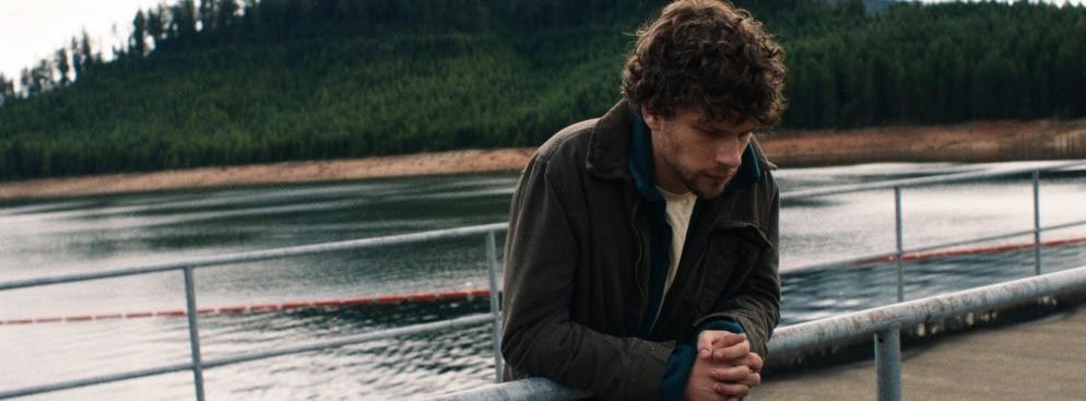 <strong>Night Moves</strong>
<br></br>
Troje młodych ekoaktywistów: pracownik ekologicznej farmy Josh (nominowany do Oscara Jesse Eisenberg), prowadząca spa Dana (Dakota Fanning) i weteran Marines Harmon (Peter Sarsgaard) mają dość szkód, które wielkie korporacje wyrządzają naturalnemu środowisku. Powodowani frustracją i bezradnością postanawiają wysadzić mieszczącą się w Oregonie hydroelektryczną tamę, by zwrócić uwagę społeczeństwa na problemy zanieczyszczeń i przywrócić przyrodzie naturalny bieg. Precyzyjnie przygotowywany zamach wraz z towarzyszącym mu napięciem stopniowo pogrąża ich w atmosferze paranoi, poczucia winy i strachu przed konsekwencjami. Gdzie leży granica między aktywizmem a terroryzmem? Czy wysadzenie tamy da się usprawiedliwić zgubną dla natury działalnością człowieka? (opis dystrybutora) 
<br></br>
Reżyseria: Kelly Reichardt | Kraj produkcji: USA | Czas trwania: 112 minut
<br></br>