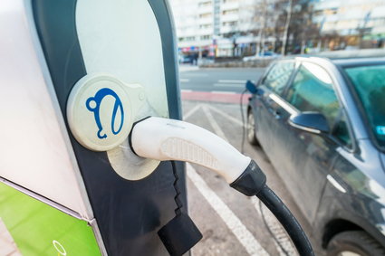 19 samochodów elektrycznych przypada na jedną ładowarkę w Warszawie