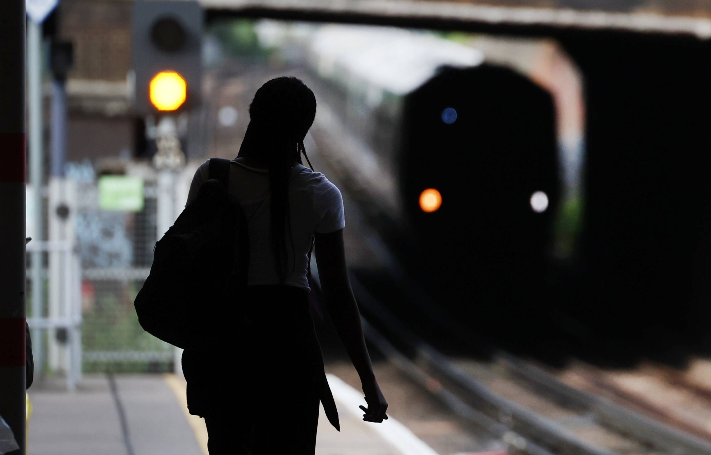 Krwawy atak w pociągu do Londynu - 10 rannych, 9 walczą o życie