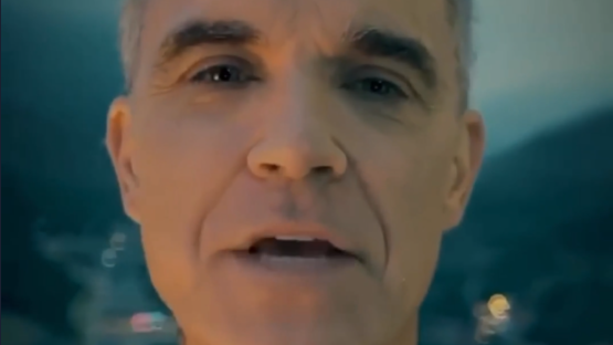 Spevák Robbie Williams.