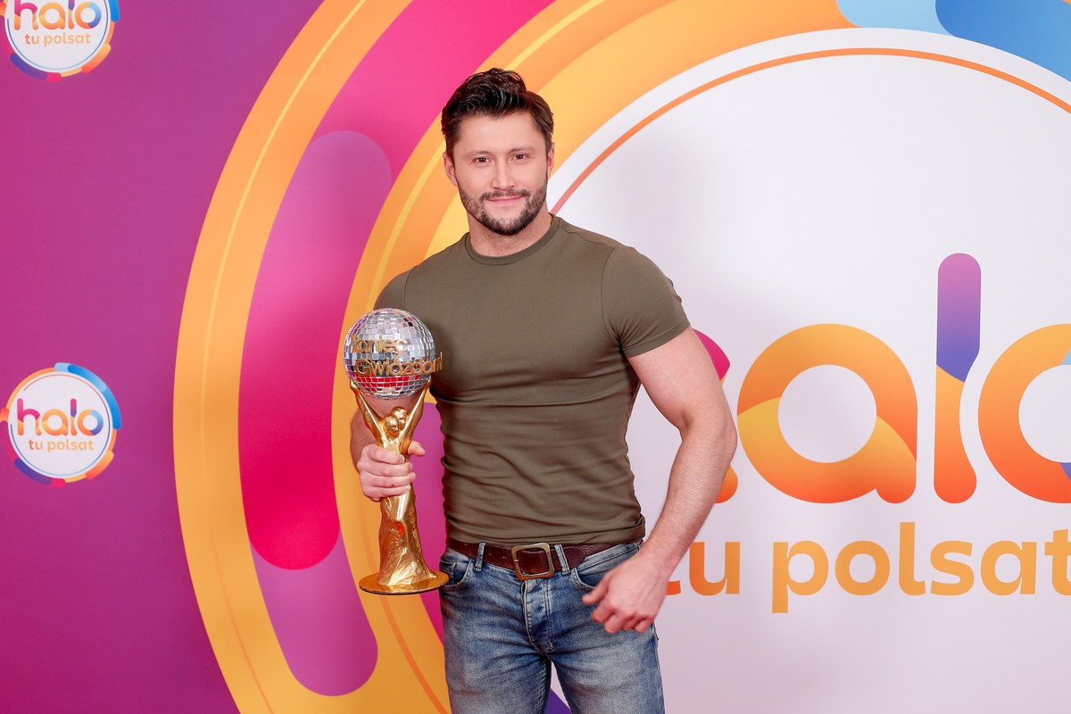 Piotr Mróz zdobył popularność w programie "Gliniarze", gdzie gra rolę Kuby Roguza