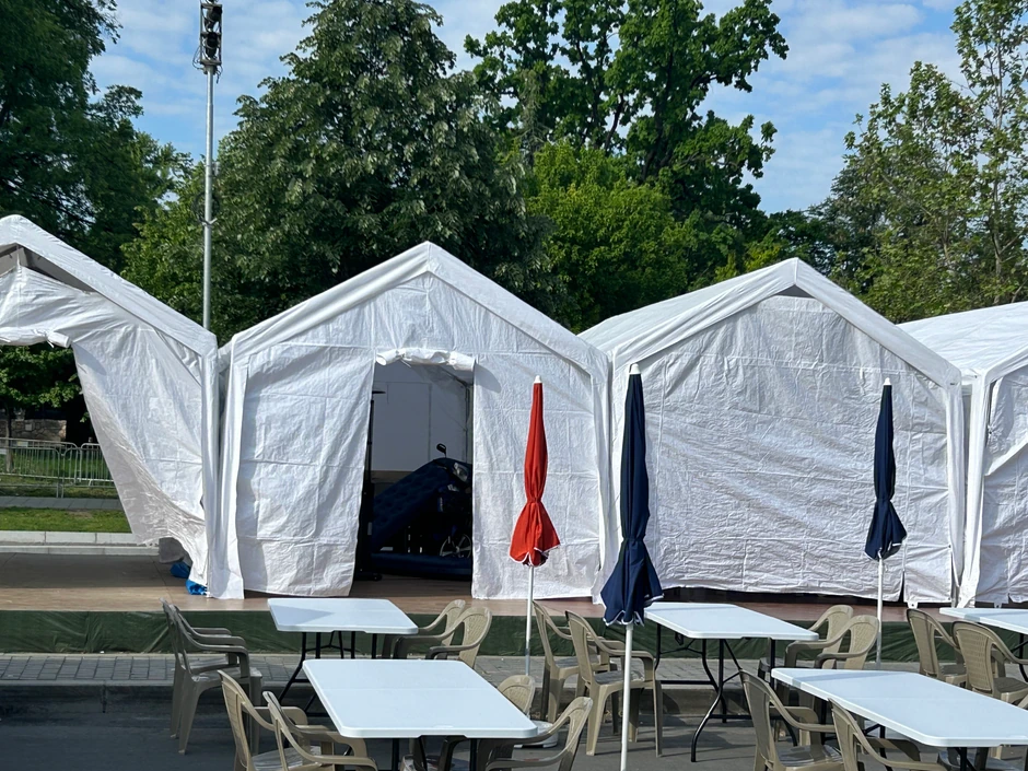 Postavljeni su i šatori, stolice i suncobrani