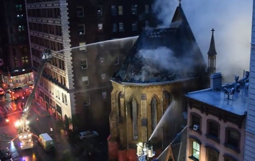 Crkva tokom gašenja požara