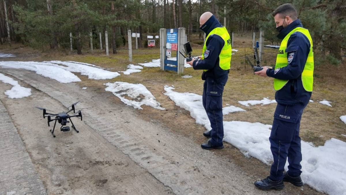 Policyjny dron widzi więcej niż patrol, ale nie zatrzyma pojazdu. I nie pełni funkcji prewencyjnej