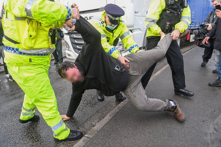 Przepychanki polskich kierowców z brytyjską policją. Gorąco na granicy