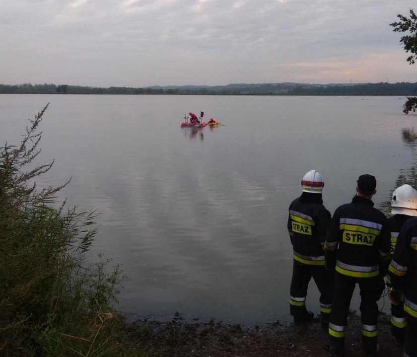 Zasnął za kierownicą, obudził się w stawie