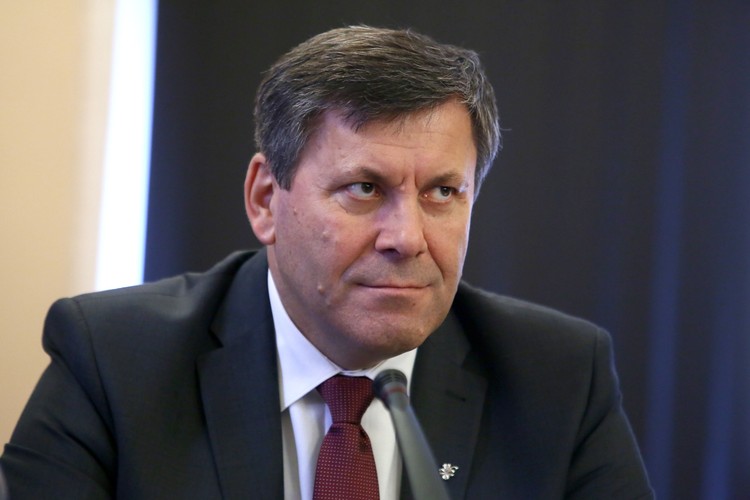 Z kolei - jak dowiedział się niedawno 'Super Express' - córka aktualnego szefa PSL i wicepremiera Janusza Piechocińskiego znalazła zatrudnienie w Polskiej Agencji Informacji i Inwestycji Zagranicznych podlegającej resortowi gospodarki, na czele którego stoi jej ojciec. 
<br>
<br>
Piechociński podobno już naprawił tę sytuację. 'Córka była na bezpłatnych praktykach. Jej status się zmienił i zaczęła dostawać pieniądze. Kiedy się dowiedziałem, postanowiłem, że tak być nie może. Żaden członek mojej rodziny nie będzie zatrudniony w instytucji, która mi podlega' - tłumaczył gazecie Piechociński.