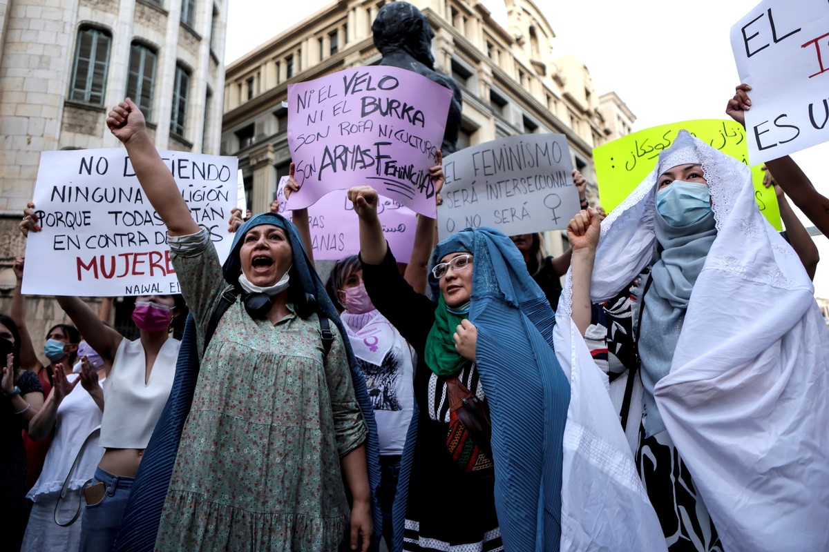Afganki protestujące w Barcelonie. Domagają się międzynardowoej ochrony praw kobiet i dzieci w Afganistanie po przejęciu kraju przez talibów Dostawca: PAP/EPA.