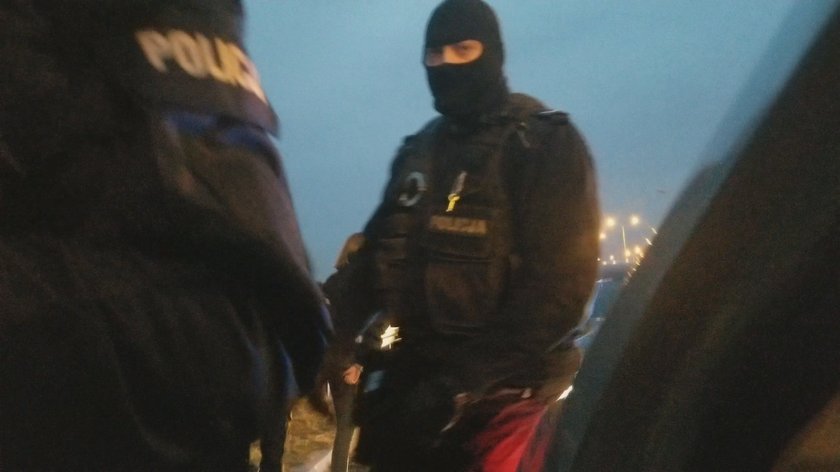 Jechali na protest, zostali zatrzymani przez policję. "Wywlekli ich siłą z samochodu i skuli kajdankami"