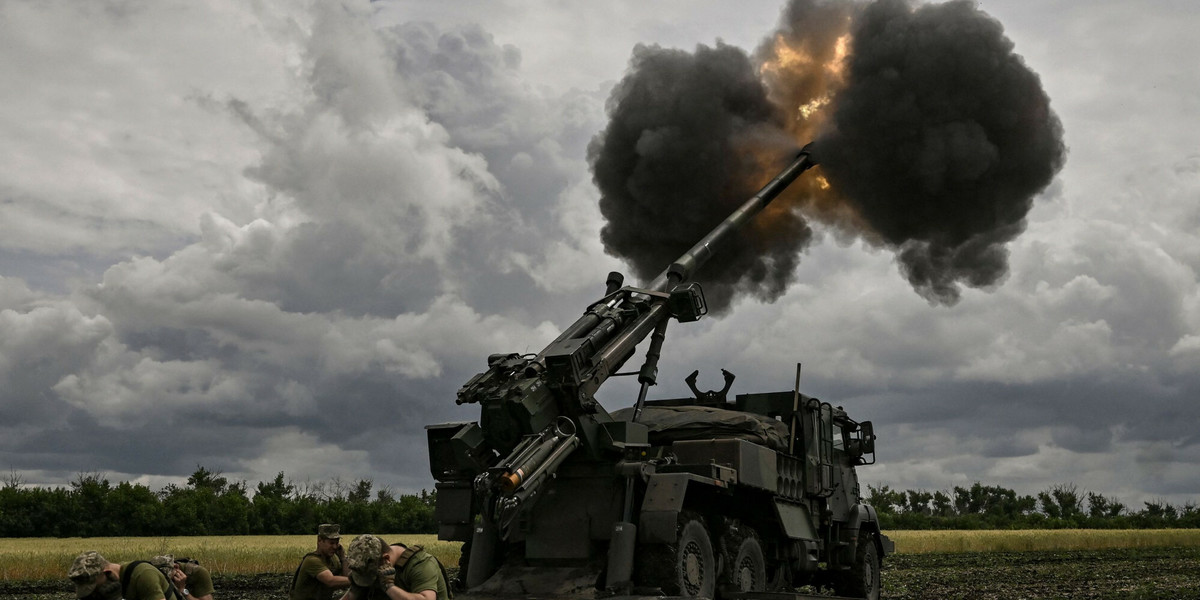 Ukraińscy artylerzyści ostrzeliwują rosyjskie pozycje z haubicy Caesar kal. 155 mm - czerwiec 2022 r. 