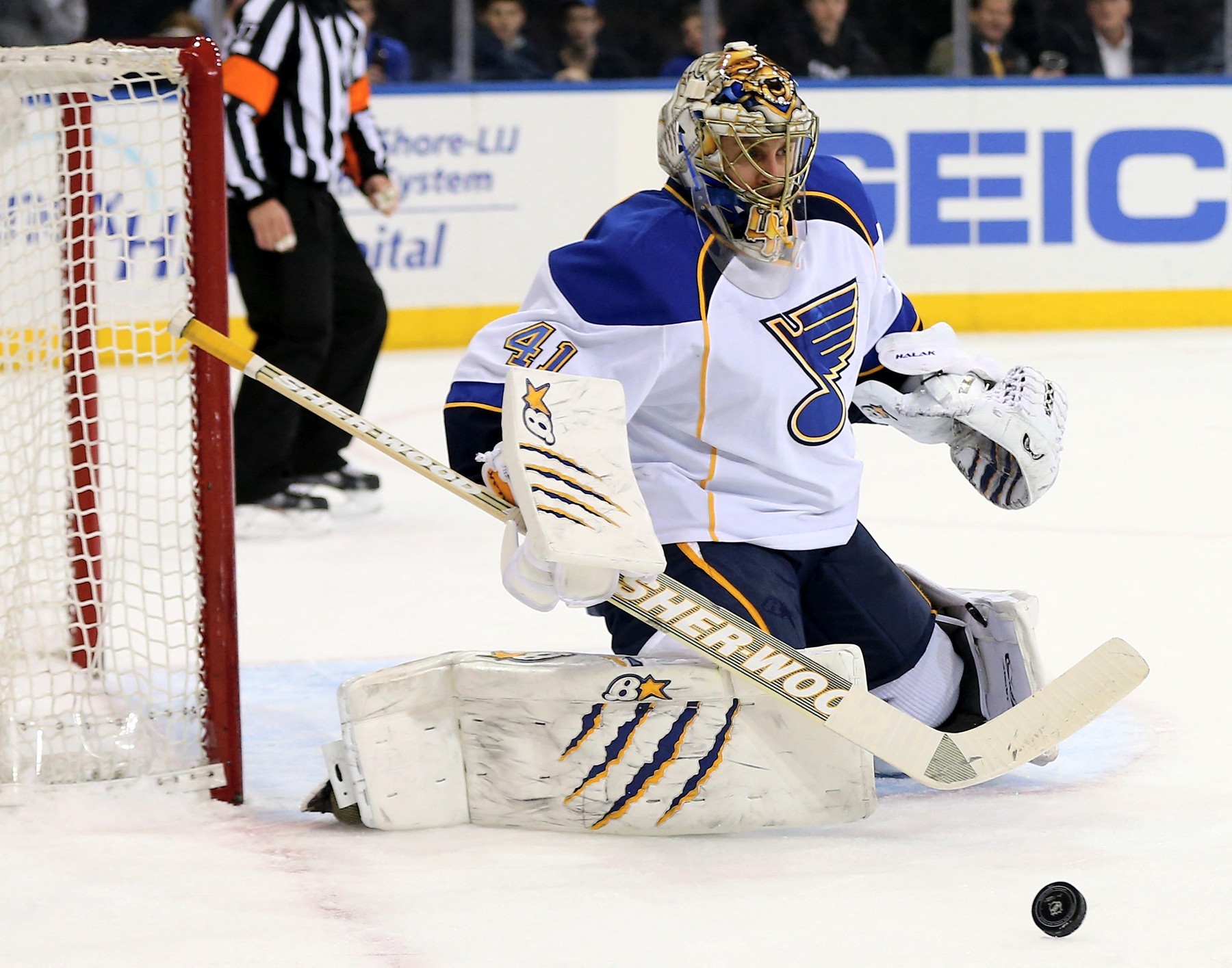 Jaroslav Halák ako brankár St. Louis Blues.