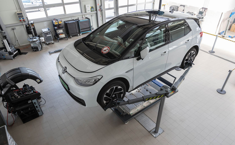 Volkswagen Group Polska rozwija sieć naprawy akumulatorów