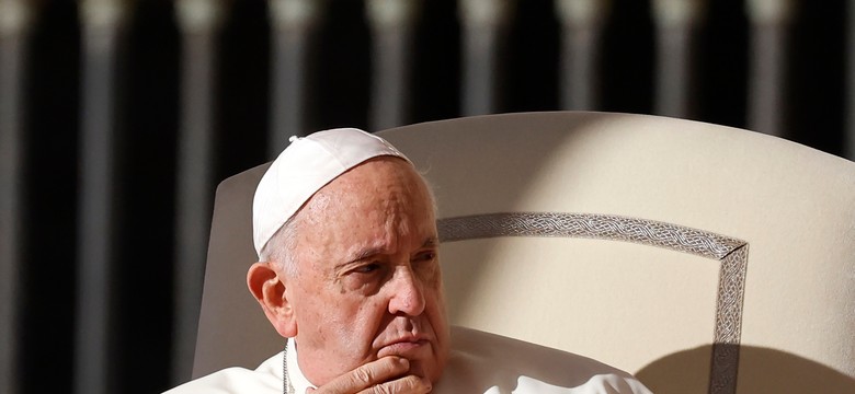 Papież Franciszek i błogosławieństwa par jednopłciowych. Co naprawdę zmienia "Fiducia supplicans"?