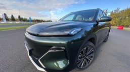 oto nowy suv bezpieczny jak volvo. spala 2,4 l na 100 km. ceny sensacją