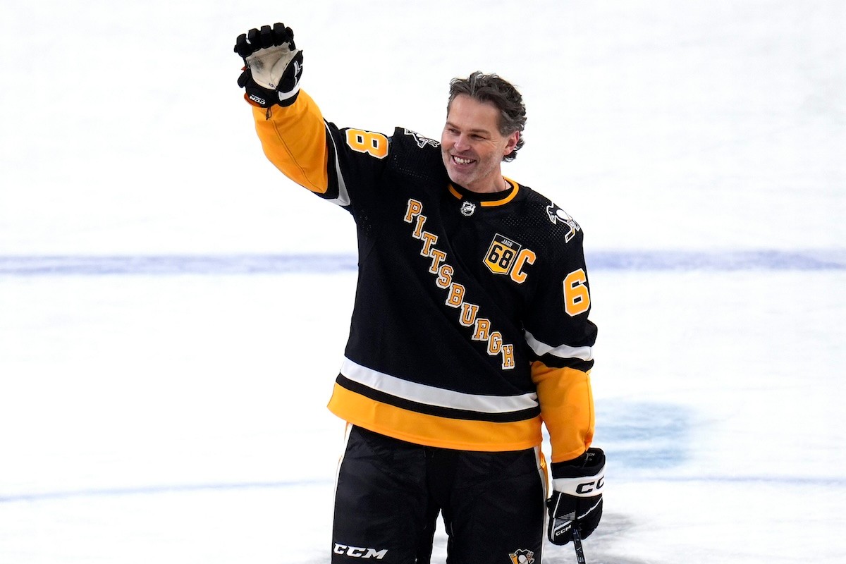 Pittsburgh pred stretnutím s Los Angeles (1:2) slávnostne vyvesil dres českého hokejistu Jaromíra Jágra s číslom 68.