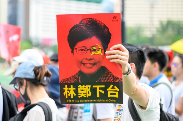 Protesty w Hongkongu. Na plakacie zdjęcie szefowej władz, Carrie Lam, z apelem "Carrie Lam, ustąp!"