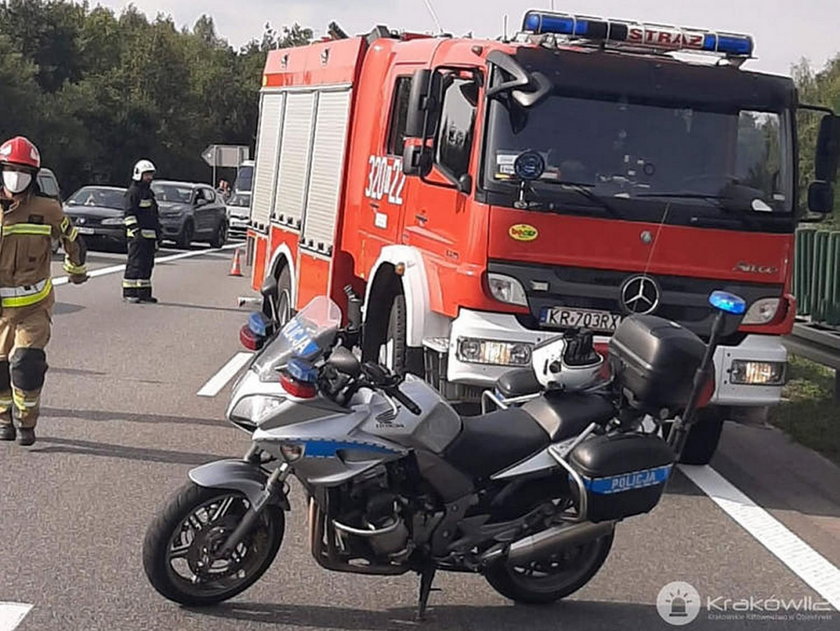 Małżeństwo wyskoczyło z płonącego auta z butlami z gazem. Jest śledztwo